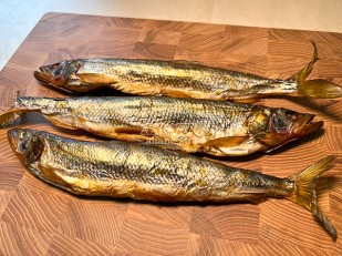 Сарган (рыба игла) холодного копчения: Корюшка х/к (крупная)