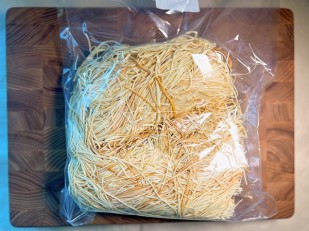 Фрайчизы со вкусом копченая семга (100 гр.): Сырный продукт ФЕРМЕРСКИЙ паутинка копченый