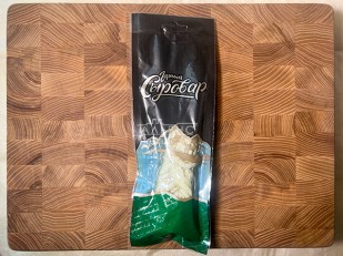 Диспенсеры для снеков: Сыр 100 гр ГОРНЫЙ СЫРОВАР (Косичка с укропом и чесноком)