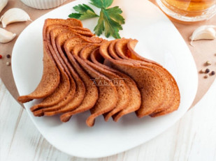 Снеки к пиву: Ресторанные гренки с сметаной и зеленью